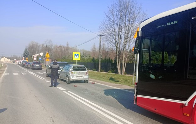 Kierowca autobusu miał zdaniem policjantów nie zauważyć stojących aut /KPP Starachowice /Policja