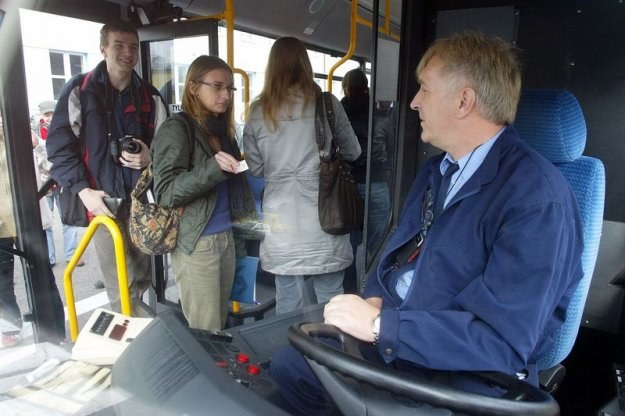 Kierowca autobusu miejskiego ma względnie stałą ilość godzin pracy, fot. Piotr Gajek /Agencja SE/East News