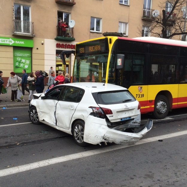 Kierowca autobusu najprawdopodobniej zasłabł i staranował kilka samochodów /Bartłomiej Paulus /RMF FM