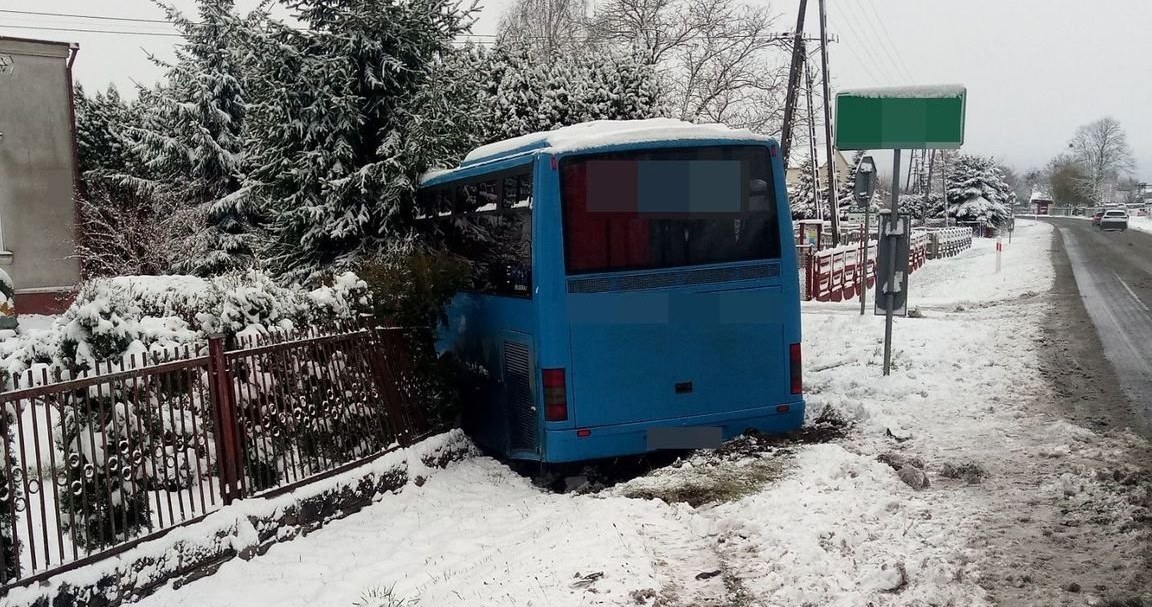 Kierowca autobusu stracił panowanie nad pojazdem i uderzył w bok jadącej z przeciwnej strony ciężarówki. /Policja Lubelska /Policja