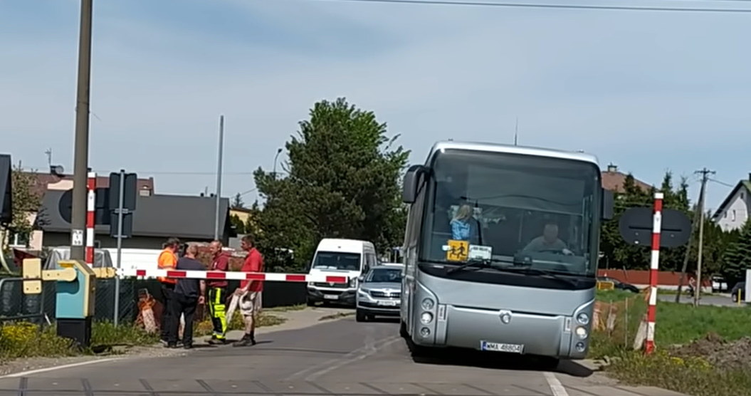 Kierowca autobusu wjechał na przejazd omijając zamknięte półzapory /