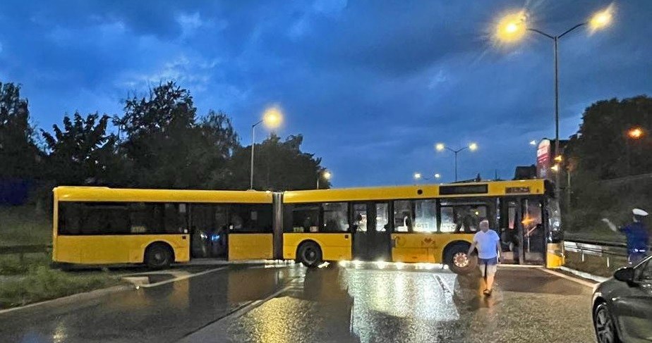 Kierowca autobusu zablokował DTŚ na pół godziny /Policja