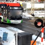 Świdnik Kierowca autobusu zignorował czerwone światło? Chwile grozy na przejeździe kolejowym