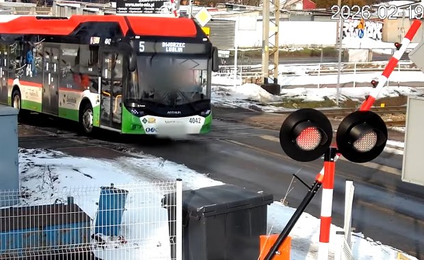 Kierowca autobusu zignorował czerwone światło? Chwile grozy na przejeździe kolejowym