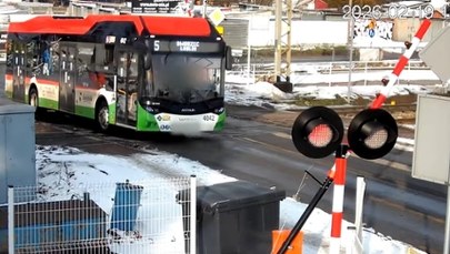 Kierowca autobusu zignorował czerwone światło? Chwile grozy na przejeździe kolejowym