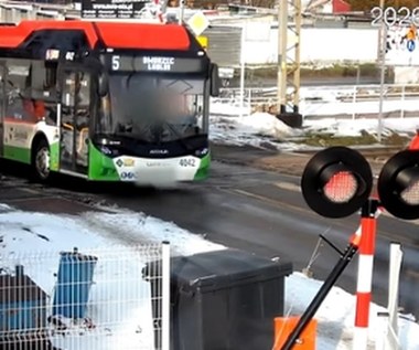 Kierowca autobusu zignorował czerwone światło? Chwile grozy na przejeździe kolejowym