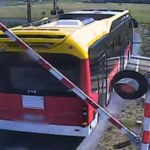 Kierowca autobusu zignorował czerwone światło i utknął na przejeździe