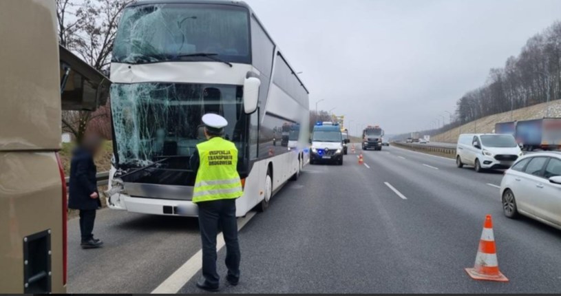 Kierowca autokaru uderzył w ciężarówkę przewożącą materiały wybuchowe /Inspekcja Transportu Drogowego /