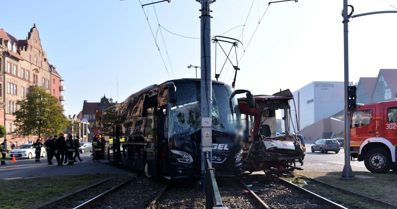 Kierowca autokaru wjechał na tory na czerwonym świetle /Jan Dzban /PAP