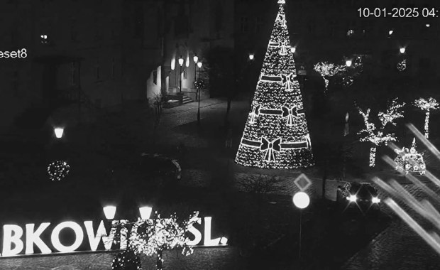 Kierowca bmw ćwiczył kontrolowany poślizg. Zdemolował świąteczne dekoracje