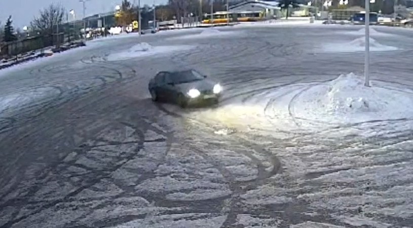 Kierowca BMW driftował na pustym parkingu /Policja