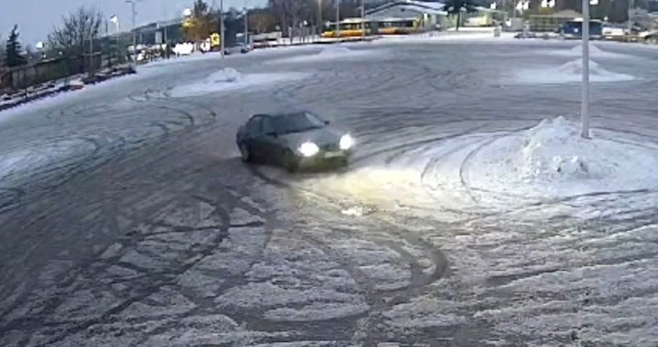 Kierowca BMW driftował na pustym parkingu /Policja