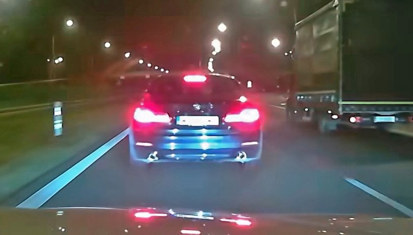 Kierowca BMW gwałtownie zahamował, w reakcji na to, że autor nagrania blokował lewy pas, a potem mrugał na niego długimi światłami / Fot: Facebook/Bandyta z kamerką /