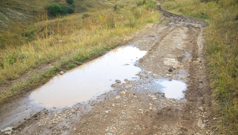 ​Kierowca bmw jechał pod prąd. Uciekając, ugrzązł w błocie
