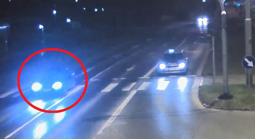 Kierowca BMW nie przejął się ani czerwonym światłem, ani nawet radiowozem /Policja