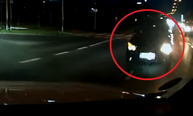 Kierowca BMW nie zatrzymał się na czerwonym świetle i na skrzyżowaniu uderzył w Audi. /Bandyta z kamerką/ You Tube/ zrzut ekranu /