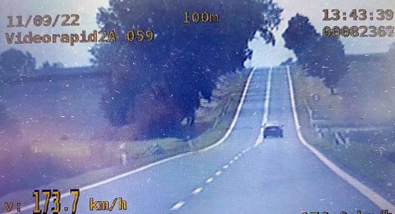 Kierowca BMW - sądząc po słupkach drogowych, które stawiane są co 100 m, znajdował się około 300 metrów przed radiowozem /Policja