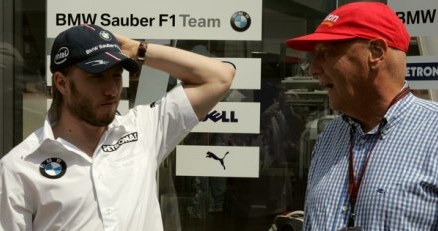 Kierowca BMW Sauber Nick Heidfeld w rozmowie z Niki Laudą /AFP