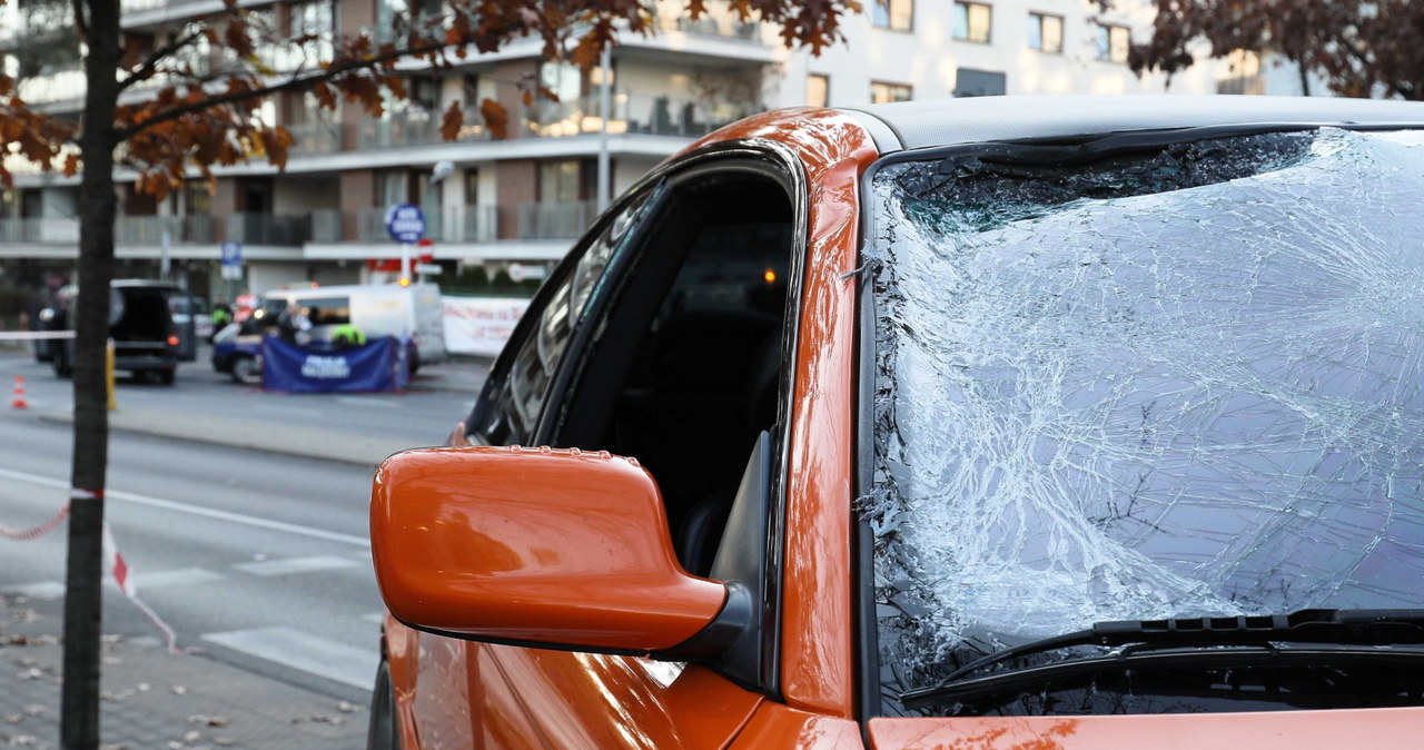 Kierowca BMW uderzył pieszego prawą stroną auta. Potem stracił panowanie nad autem, które się obróciło /Paweł Supernak /PAP