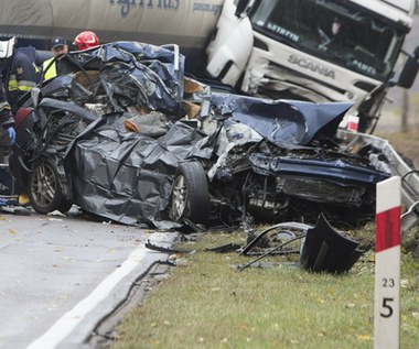 Kierowca BMW wbił się w ciężarówkę. Jak doszło do tego wypadku?
