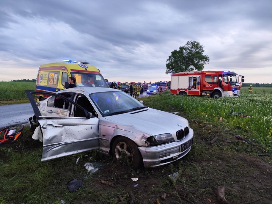 Kierowca bmw wjechał w grupę nastolatków na rowerach /foto: Komenda Powiatowa Państwowej Straży Pożarnej w Końskich /