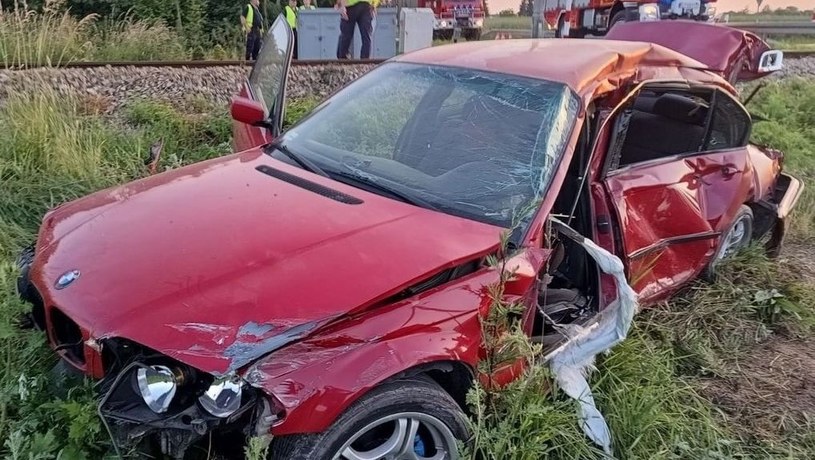 Kierowca BMW wjechał wprost pod nadjeżdżający szynobus. /KMP Zamość /Policja