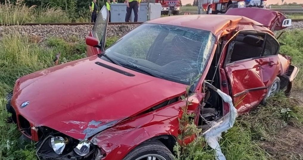 Kierowca BMW wjechał wprost pod nadjeżdżający szynobus. /KMP Zamość /Policja