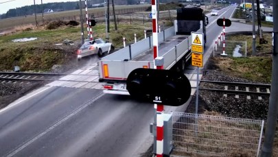 Kierowca bmw wyprzedzał na przejeździe kolejowym. Wjechał w rogatkę