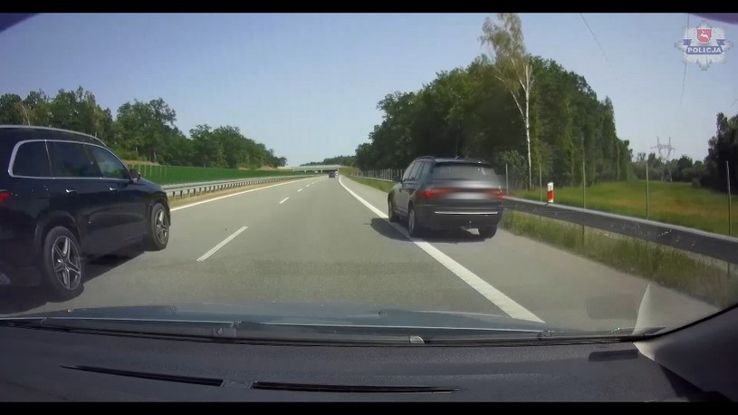 Kierowca BMW wyprzedzał pasem awaryjnym drogi ekspresowej /Policja