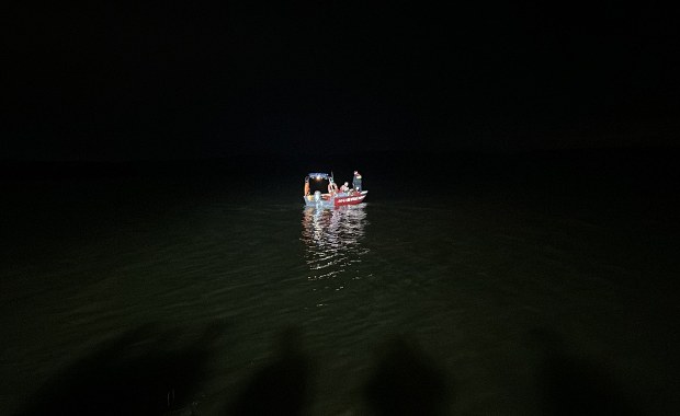 ​Kierowca bmw z impetem wjechał do zalewu. Echosondy w akcji