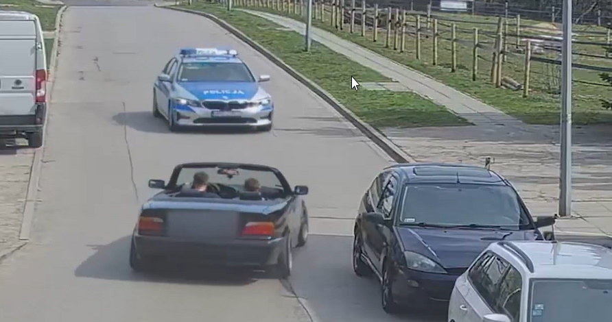 Kierowca BMW zakończył driftowanie tuż przed maską radiowozu. A mandat był srogi /Policja