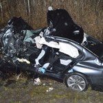 Kierowca BMW zderzył się z dwoma ciężarówkami. Nie przeżył