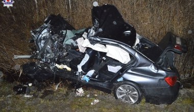 Kierowca BMW zderzył się z dwoma ciężarówkami. Nie przeżył