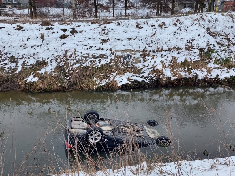 Kierowca Bmw zjechał z drogi i wpadło do rzeki /KPP w Kwidzynie /