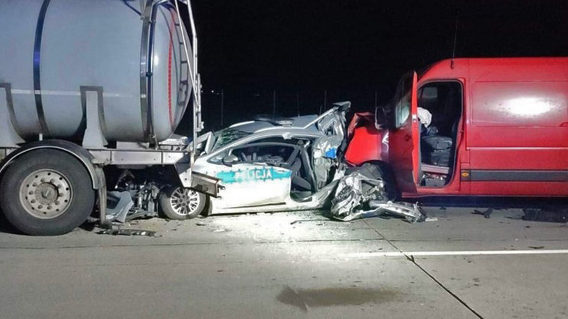 Kierowca busa uderzył w radiowóz zabezpieczający zepsutą cysternę na autostradzie A4 /KP SP w Jaworze /