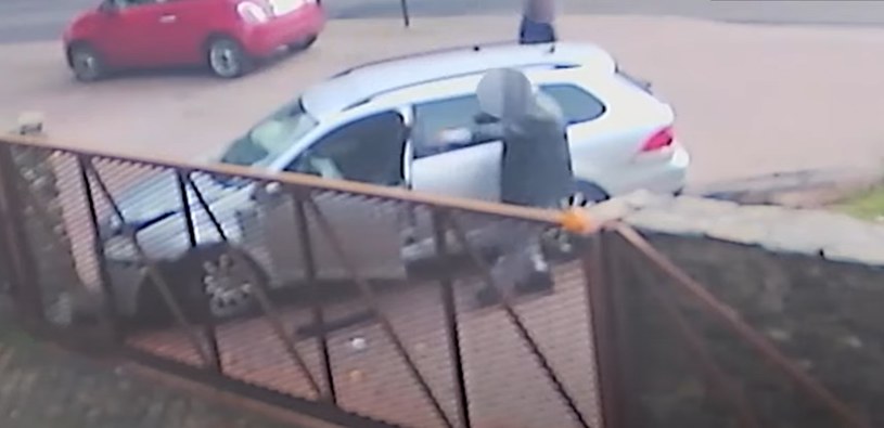Kierowca był tak pijany, że nie był w stanie ustać na nogach /POMORSKA POLICJA /YouTube