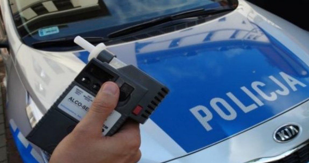 ​Kierowca ciężarówki miał ponad 2 promile. Wjechał w rampę