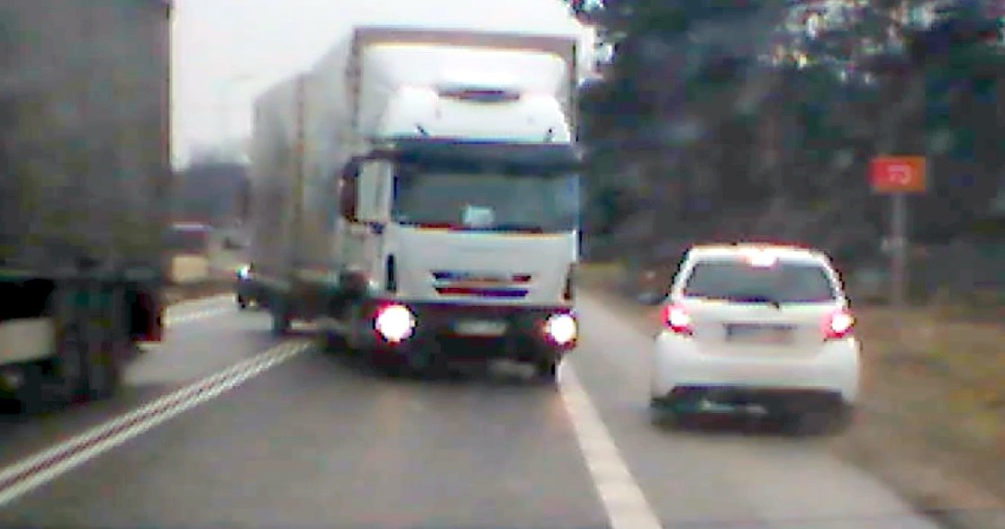 Kierowca ciężarówki mógł zmiażdżyć dwa auta osobowe /Informacja prasowa
