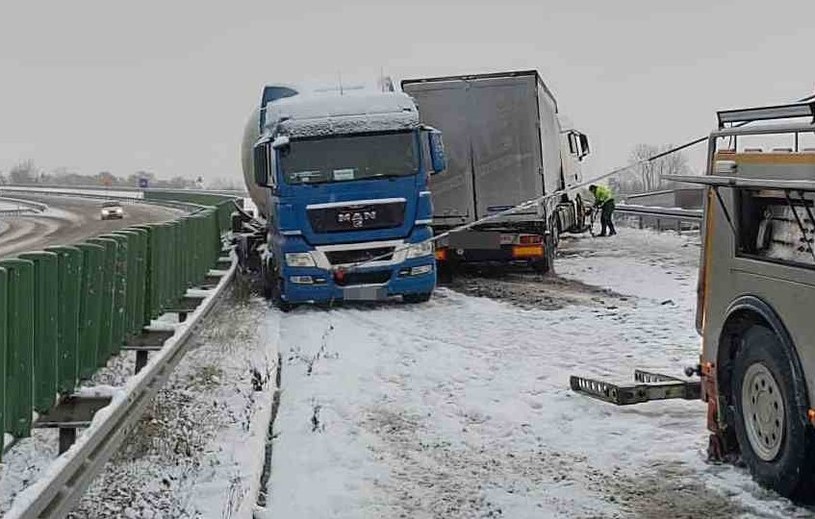 Kierowca ciężarówki nie dostosował prędkości do panujących warunków i uderzył w inny pojazd. /Policja Lubelska /Policja