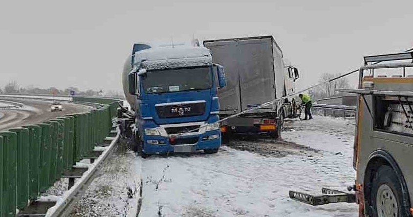 Kierowca ciężarówki nie dostosował prędkości do panujących warunków i uderzył w inny pojazd. /Policja Lubelska /Policja
