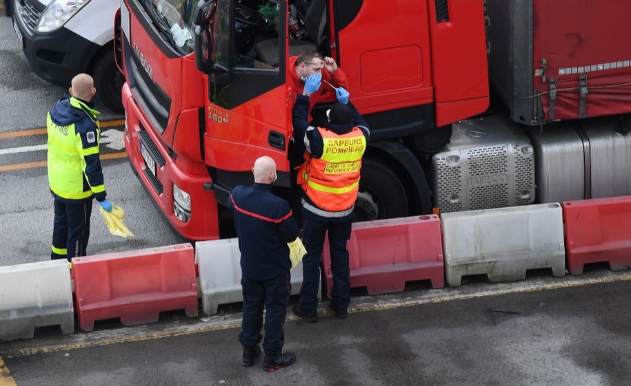 Kierowca ciężarówki transportowej przechodzi test Covid-19 w porcie Dover w Dover / 	ANDY RAIN    /PAP/EPA