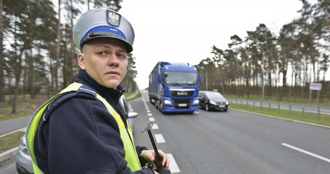 Kierowca ciężarówki wykonuje ciężką i niebezpieczną pracę. Nowe przepisy sprawiają, że dodatkowo naraża się na szybką utratę prawa jazdy i wysokie kary finansowe /Piotr Jędzura /Reporter