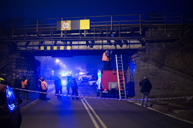 Kierowca ciężarówki zignorował znak ograniczający do 3,6 m wysokość pojazdów mogących przejeżdżać pod wiaduktem /Grzegorz Michałowski /PAP