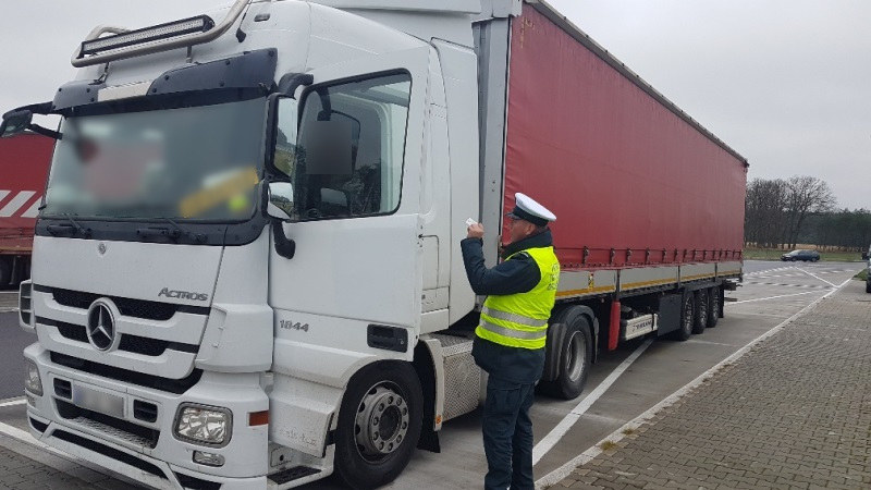 Kierowca ciężarówki został mandatem w wysokości kilku tysiecy złotych. /ITD