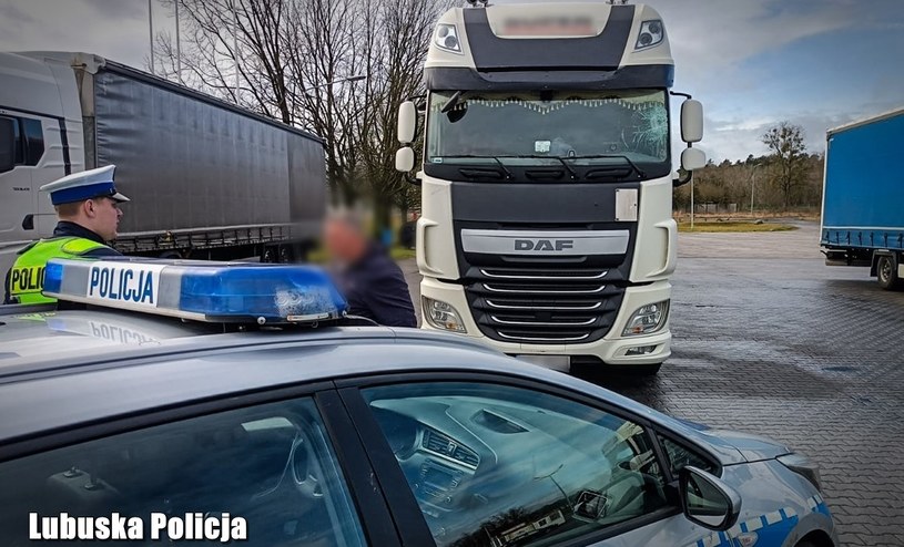 Kierowca ciężarówki został ukarany mandatem w wysokości 3 tys. złotych. Otrzymał także 15 punktów karnych. /Policja