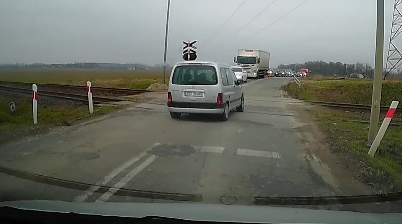 Kierowca Citroena przejechał przez tory mimo palącego się czerwonego światła. /Bandyta z kamerką/ You Tube/ zrzut ekranu /