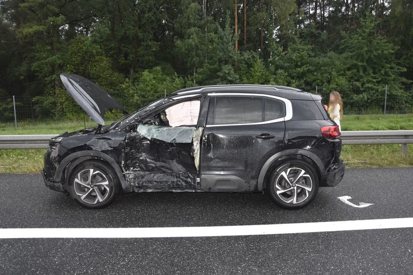 Kierowca Citroena stracił panowanie na mokrej nawierzchni i wjechał w stojące BMW /Policja