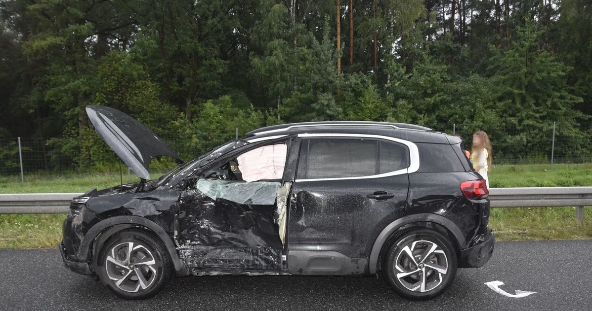 Kierowca Citroena stracił panowanie na mokrej nawierzchni i wjechał w stojące BMW /Policja