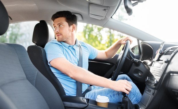 Kierowca cofając, potrącił matkę z 3-letnim synem na rękach