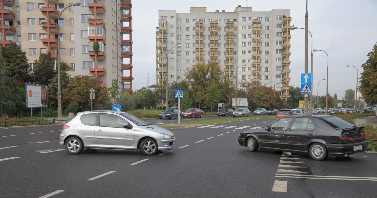 Kierowca czarnego auta widząc szary pojazd, może być przekonany, że... /Motor